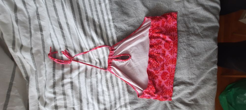 top rosa com flores