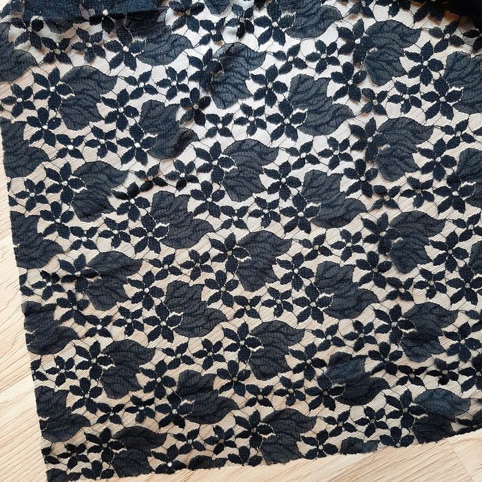 Tkanina koronkowa ze złotą nitką