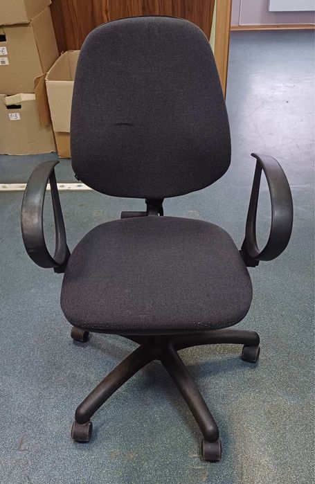 Офисное кресло на колесах