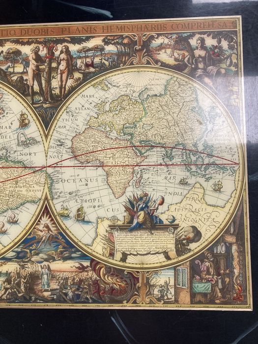 Mesa de Café Antiga com Planisfério