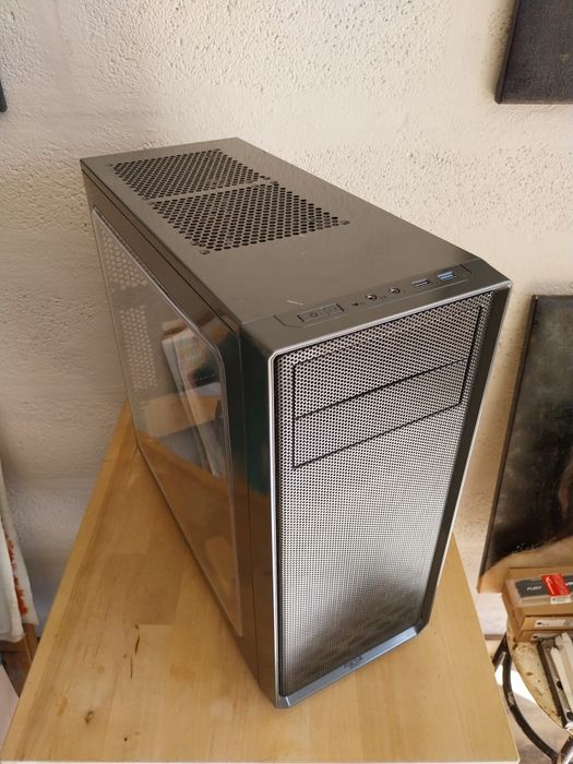 Torre Fractal Design Focus G cinza/preta