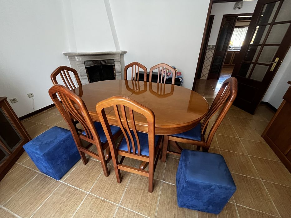 Mesa sala de jantar 6 cadeiras e 2 pufs