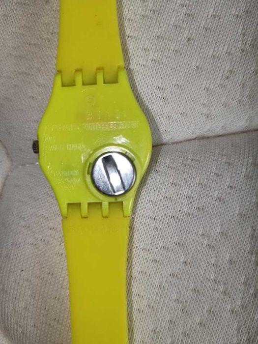 Relógio swatch amarelo de 2 voltas