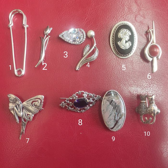 Srebrne, nowe broszki