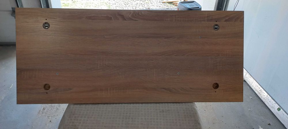 Panel wiszący z półkami.