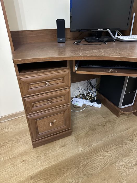 Стіл компюєтерний для дому висота 1,85, ширина 1,10,ліва сторона 1,10,