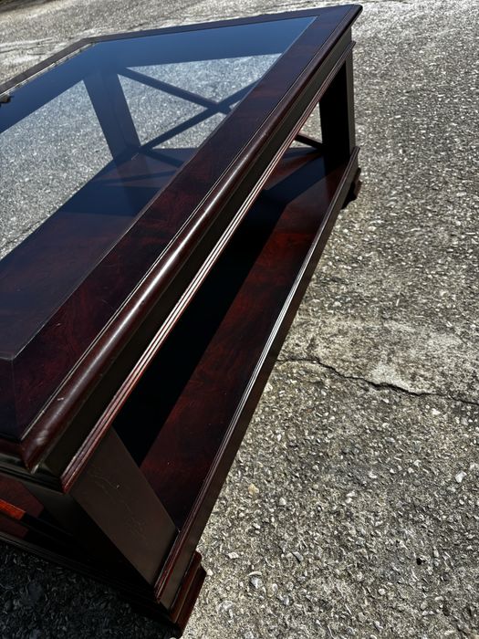 Mesa de centro com tampo em vidroem bom estado