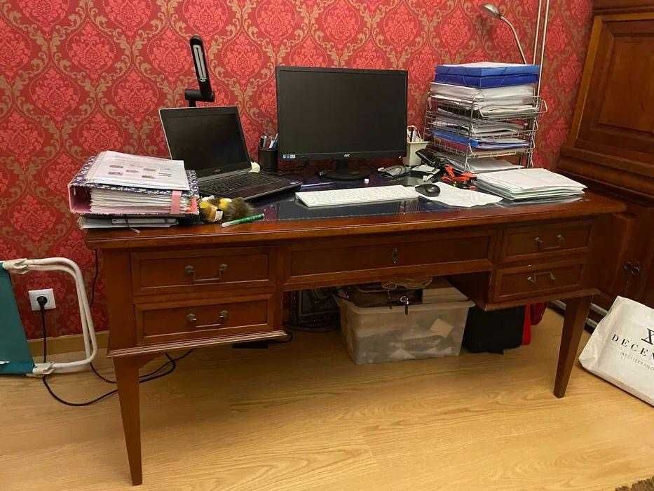 Secretária de escritório em cerejeira