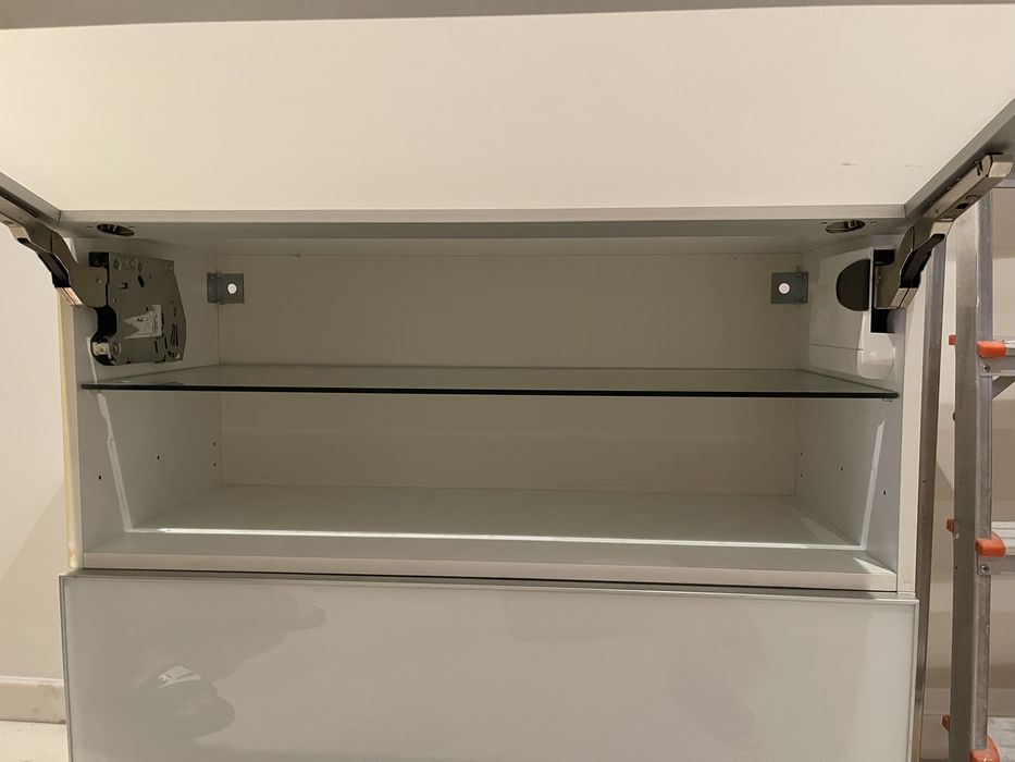 Dois armarios/vitrine de parede Ikea