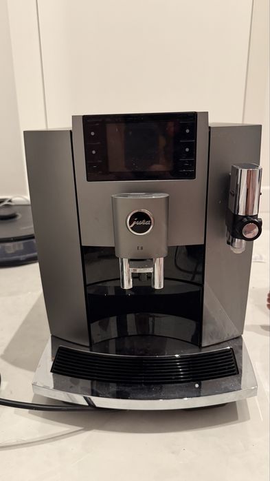 Jura E8 mało używany z modulem wi-fi