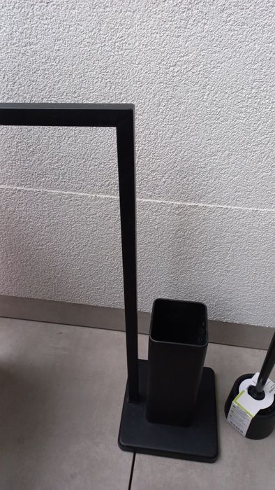 Stojak czarny metal na papier i szczotkę wc łazienka