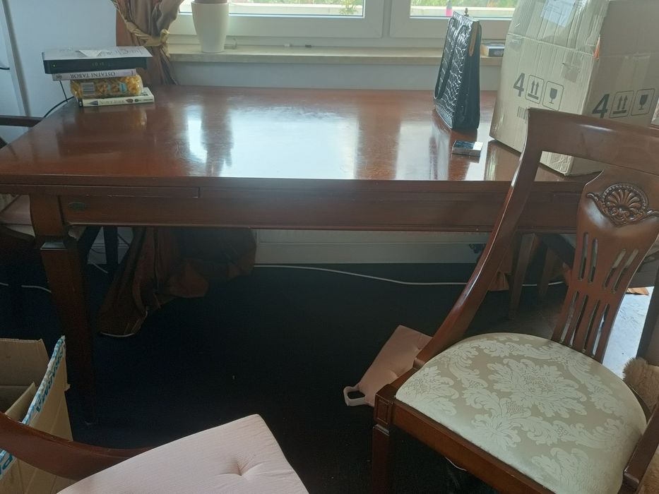 Sprzedam przepiękny komplet jadalnia ,orzech włoski .lite drweno