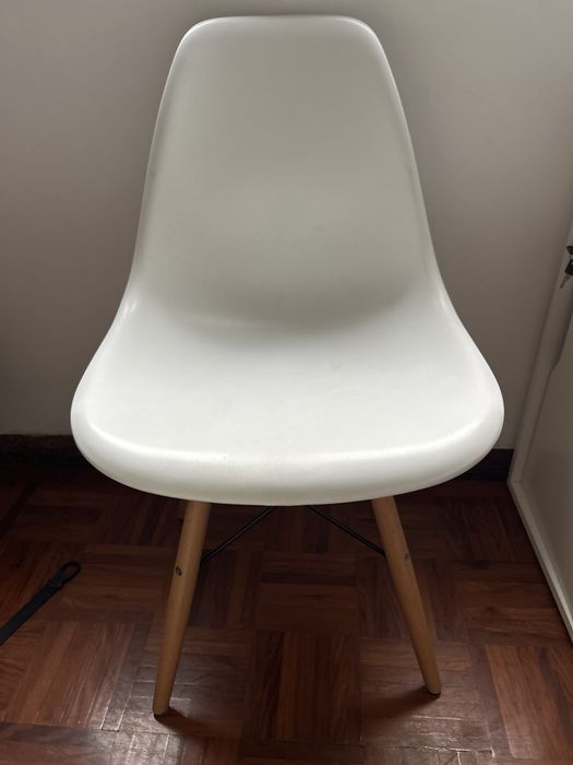 Cadeiras brancas e cinzas com pernas de madeira