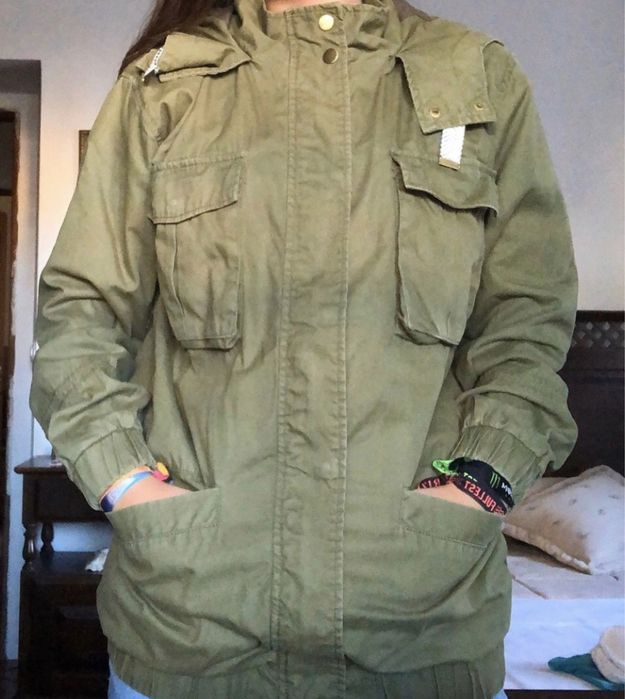 Casaco verde com capuz