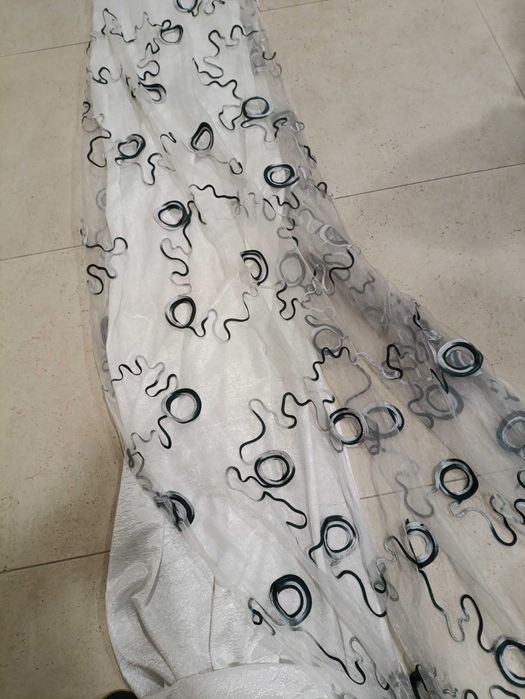 Par de cortinas brancas com apliques pretos e prateados