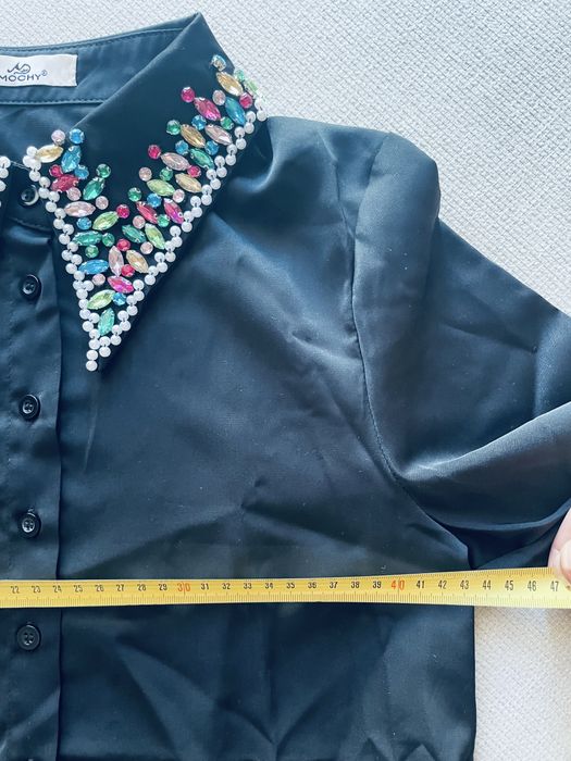 Blusa preta manga comorida e gola cravada de brilho