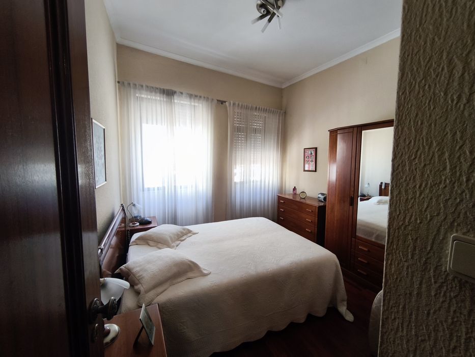 Prédio + 2 Apartamentos.