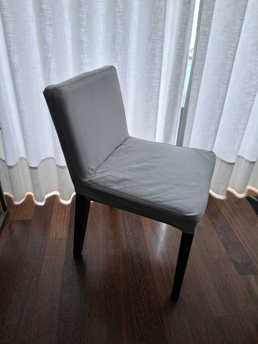 Vendo cadeiras com tecido branco ajustável e lavável