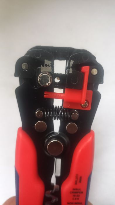 Клещи (стриппер) для снятия изоляции.