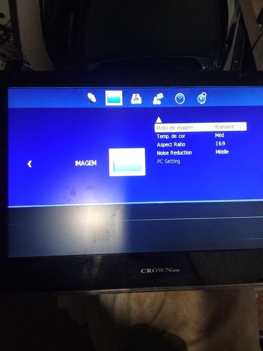 5 TVs a funcionar uma conta com leitor de DVDs mai 1 monitor Tudo 90 €