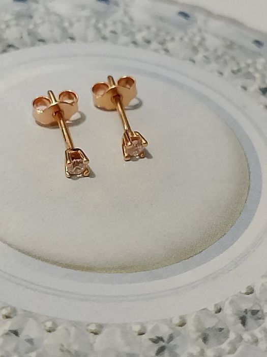 Золотые серьги- гвоздики 585 пробы.