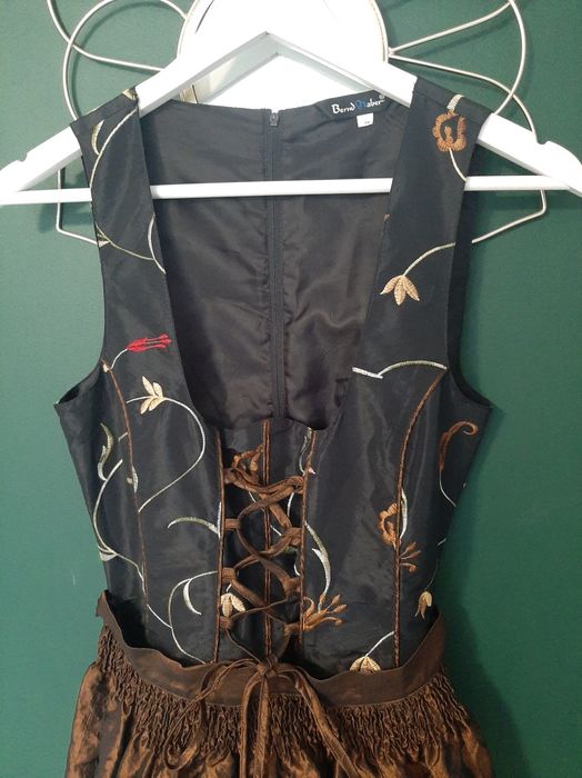 Ślicznie haftowana sukienka bawarska