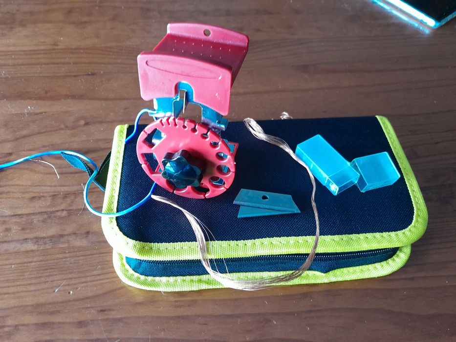 Ferramentas . Ferro de soldar novo. Descarnador de cabos novo