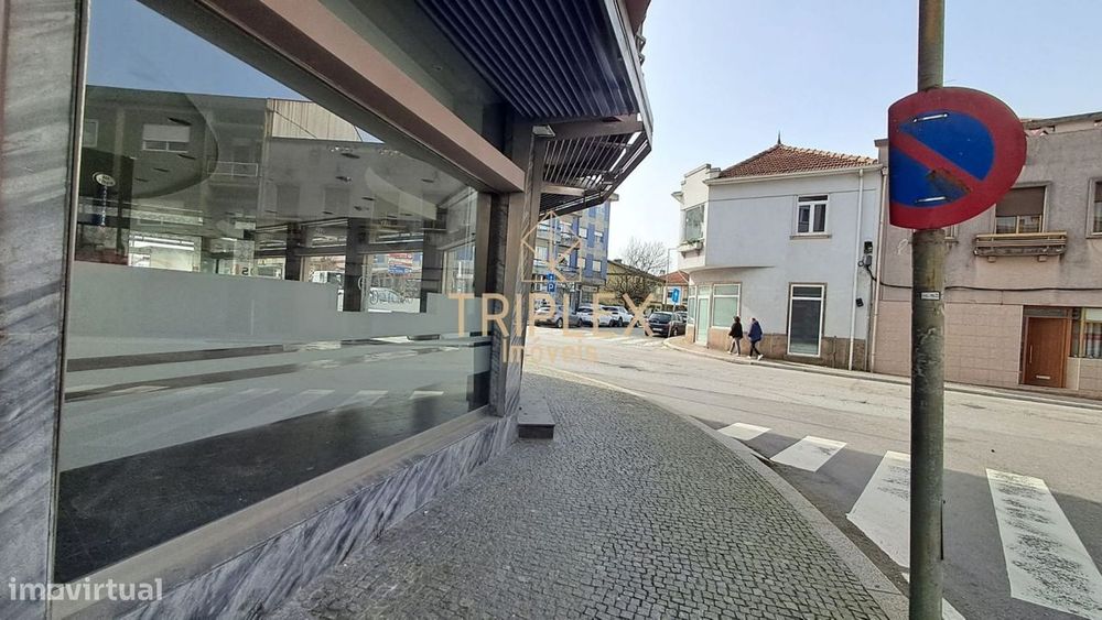 Loja de Gaveto com grande montra e cave