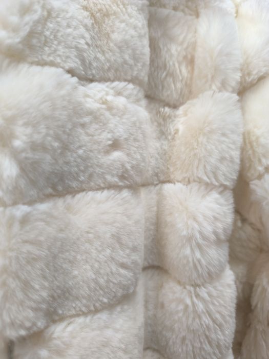 Casaco branco de pele falso.