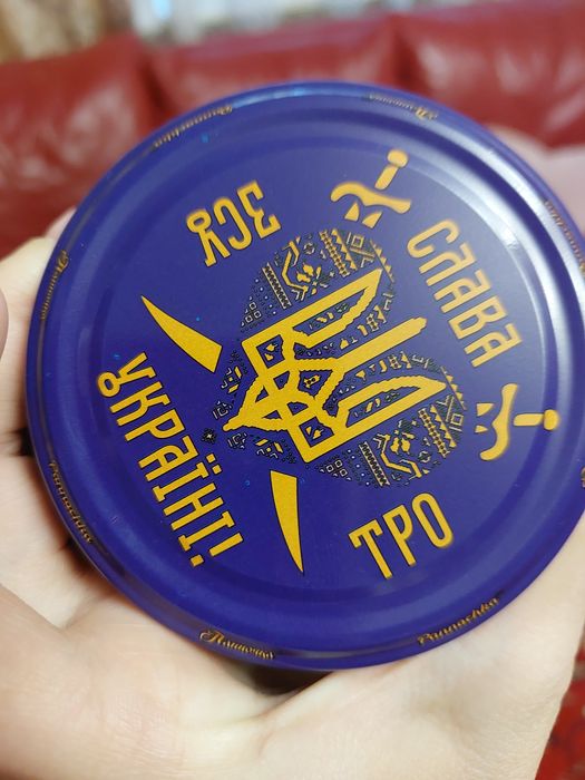 Прапор Перемоги України в банці