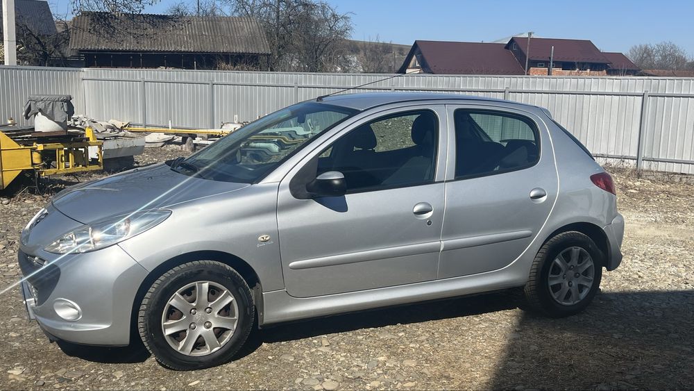 Автомобіль Пежо 206 +
