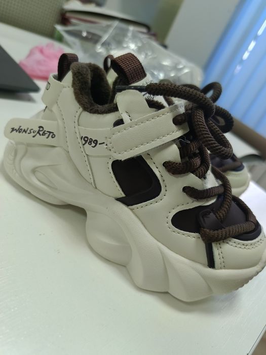 Новенькі кросівки