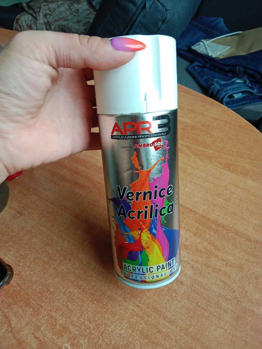 Uniwersalny lakier akrylowy