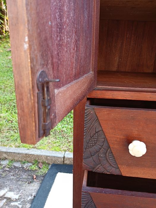 Móvel armário ou guarda-roupa, frequentemente associado ao estilo colo