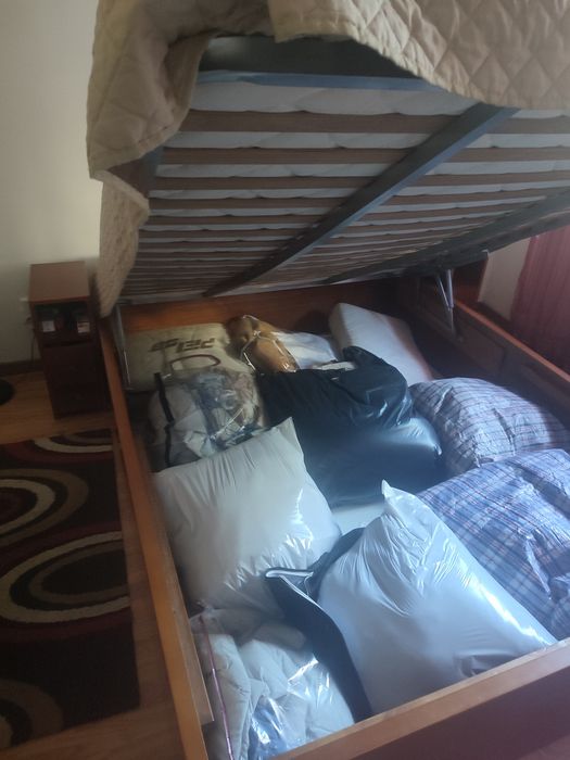 Cama de casal com estrutura basculante