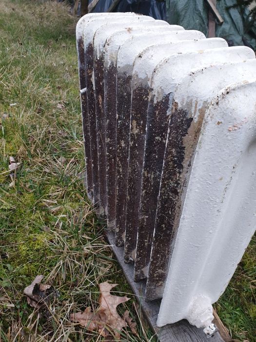 Duży i mały grzejnik żeliwny/ kaloryfery