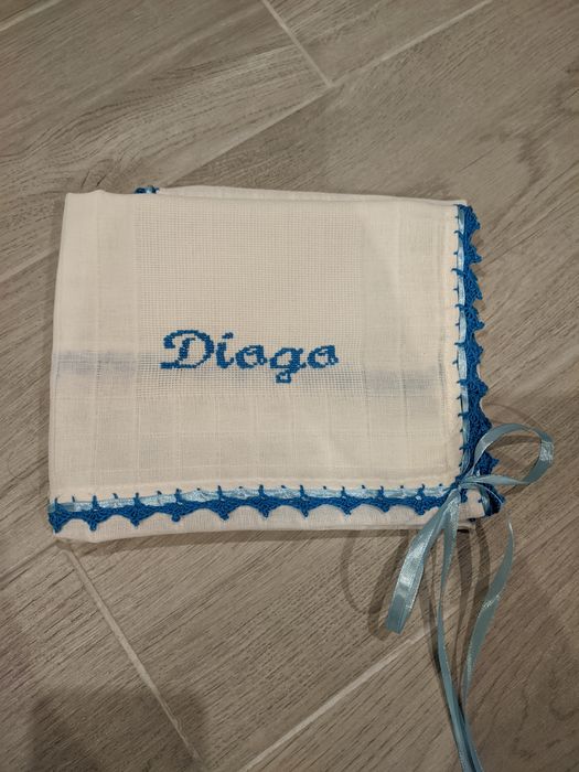 Conjuntos de fralda e babete feito a mao