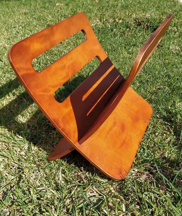 Porta revistas em madeira.