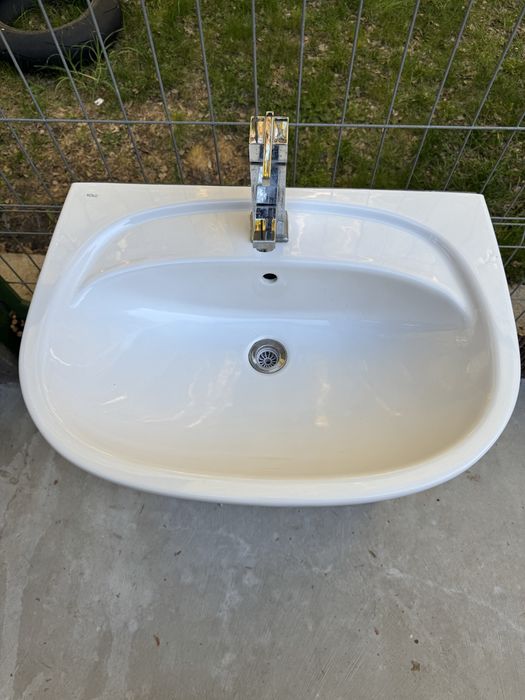 Umywalka z baterią i szafką biała