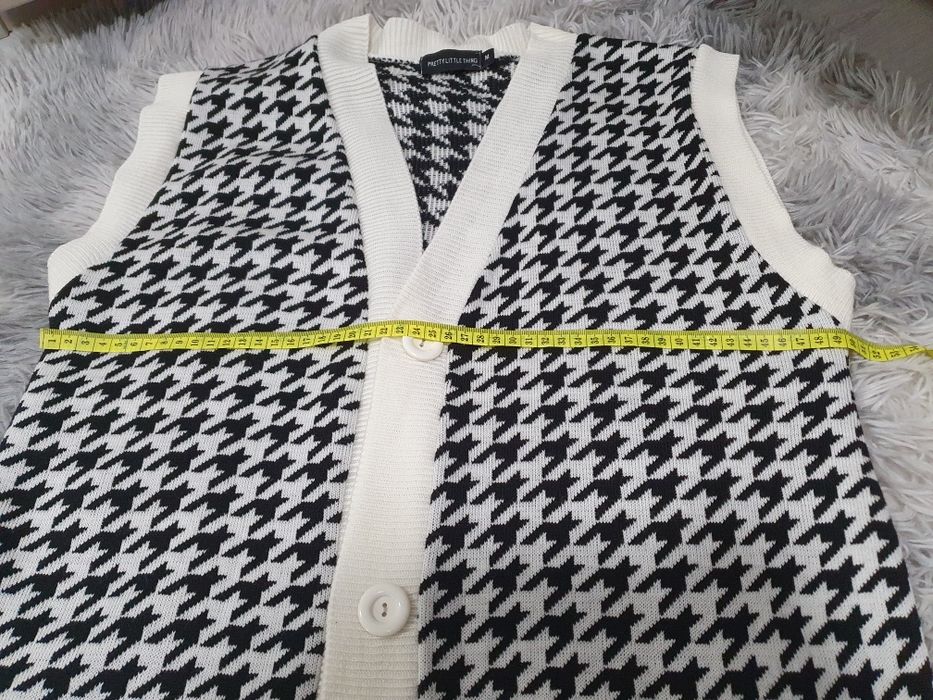 Чорний кардиган із V-подібним вирізом і ґудзиками PRETTY LITTLE THING