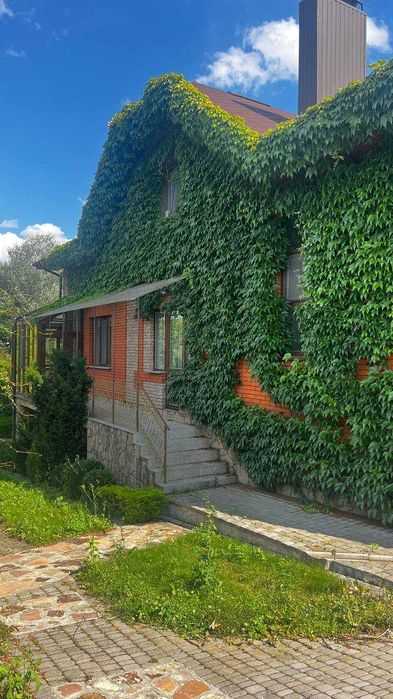 Унікальний будинок з власним парком і озером