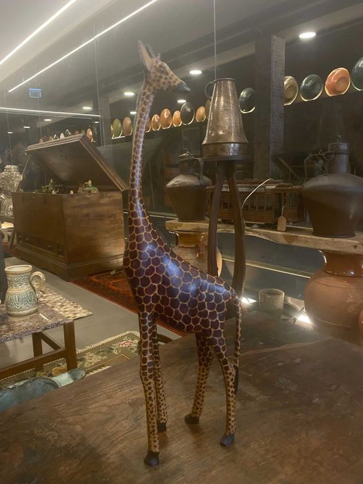 Girafa Esculpida em Madeira – Arte Africana Tradicional