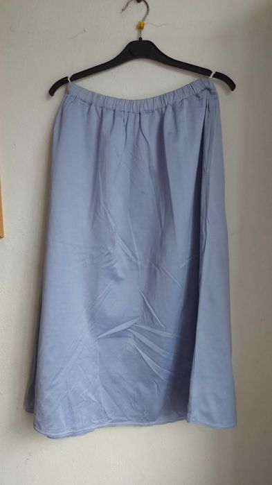 Peretti M L Bawełniana spódnica midi niebieska baby blue z kieszeniami