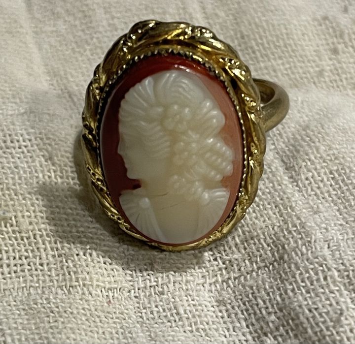 Pozłacany pierścionek z kameą