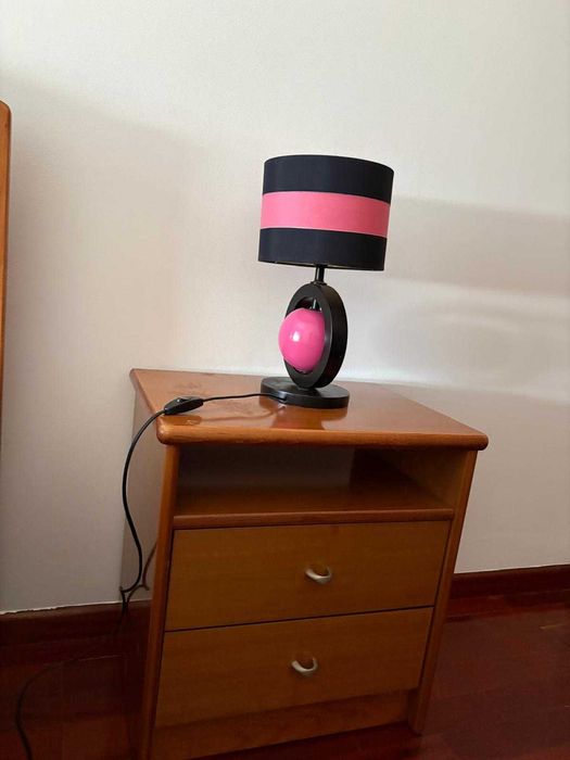 Quarto Completo c/ cama, mesinha, candeeiros, cómoda e cortinados