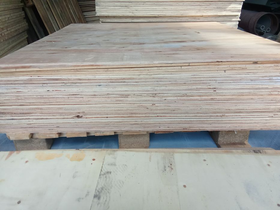 Фанера 2300 на 1100. Товщина від 0.4 до 1.5. йесть 1100 на 1100.