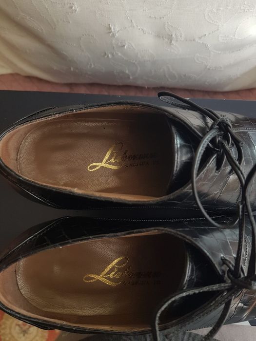 Sapatos pretos com atacadores