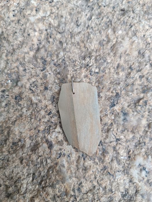 Colares de xisto artesanais