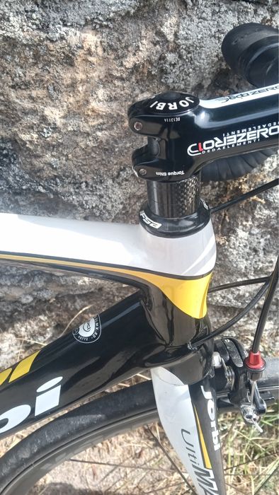 Bicicleta de estrada Jorbi Ultimax em carbono