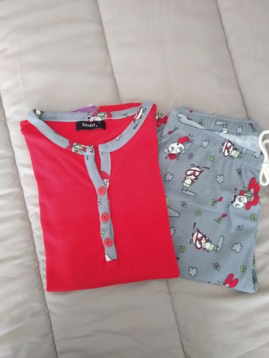 Pijama de perna e manga comprida.